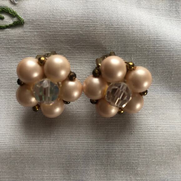 Vintage Lisner flower Clip Earrings Soft peach pearls Rhinestones - Picture 2 of 7